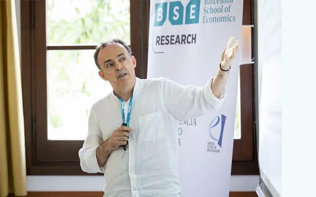 Juan José Ganuza presenting his research