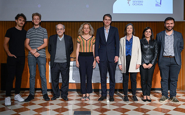 Benjamin Moll takes a photo with members of Toni Calvó-Armengol's family and representatives of BSE and Andorra