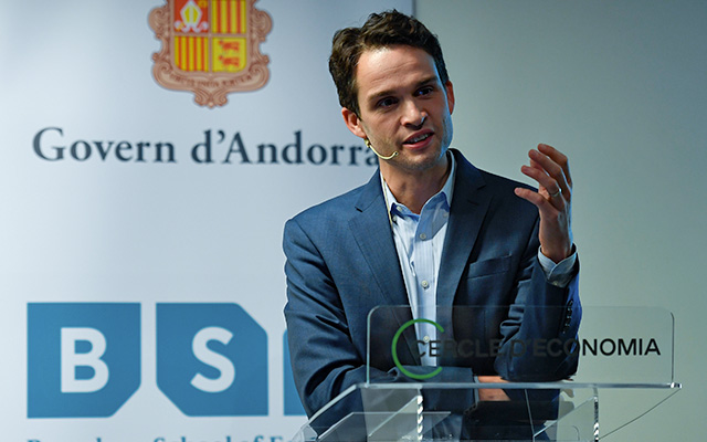 Benjamin Golub presenting his Prize Lecture in Barcelona