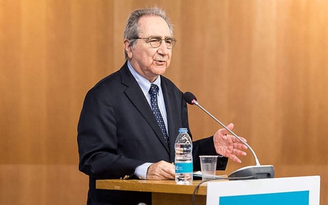 Hugo Sonnenschein delivering a speech in Barcelona