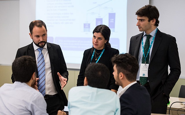 BSE Consulting Day 2017 Recruiter speaking with BSE students during a case study