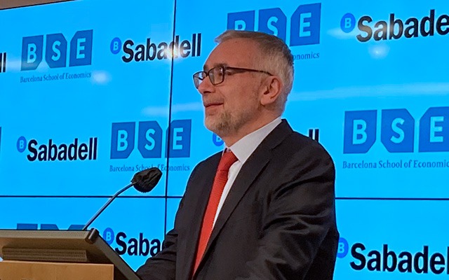 Fabrizio Zilibotti delivers 42nd Barcelona School of Economics lecture at Banc Sabadell Fabrizio Zilibotti speaking during the lecture