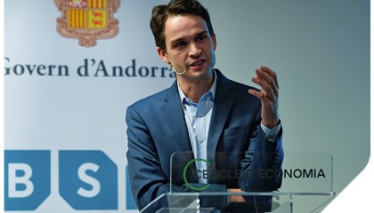 Ben Golub delivers Calvó-Armengol Prize Lecture in Barcelona Ben Golub speaks at a podium during the Prize lecture in Barcelona
